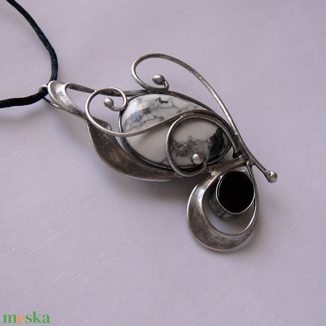 Howlit pillangó medál - ékszer - nyaklánc - medálos nyaklánc - Meska.hu