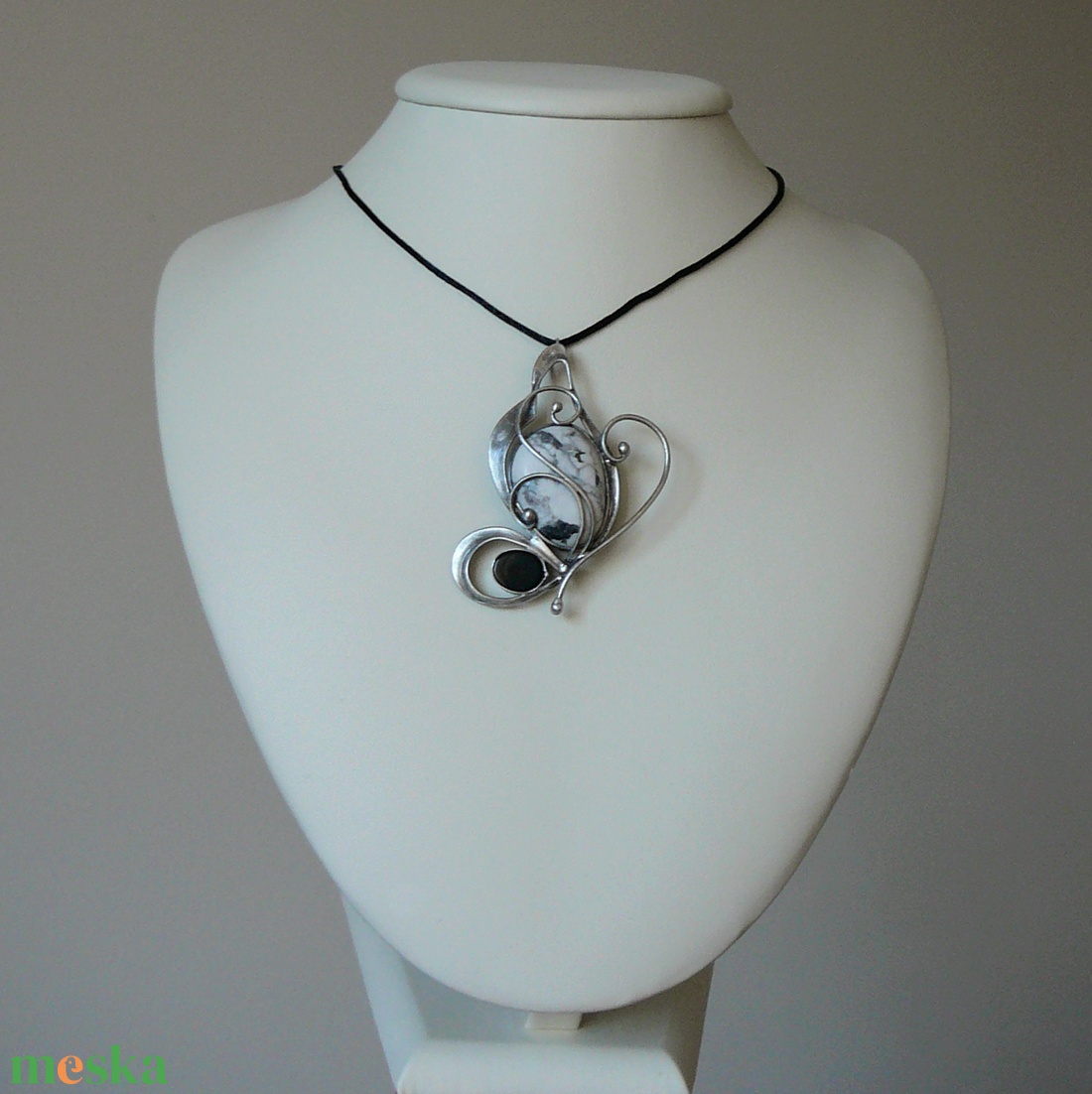 Howlit pillangó medál - ékszer - nyaklánc - medálos nyaklánc - Meska.hu