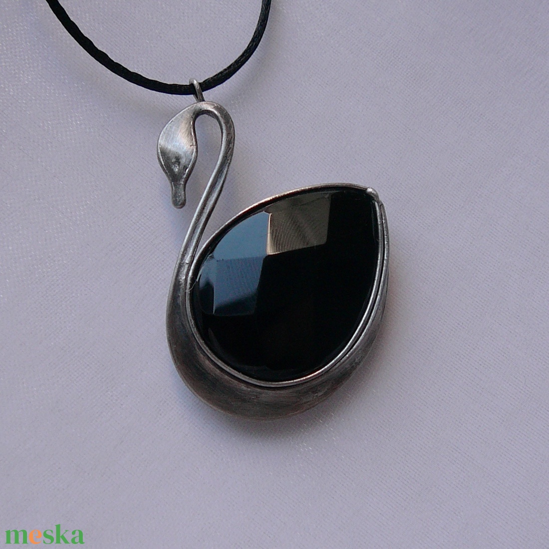 Ónix hattyú medál - ékszer - nyaklánc - medálos nyaklánc - Meska.hu