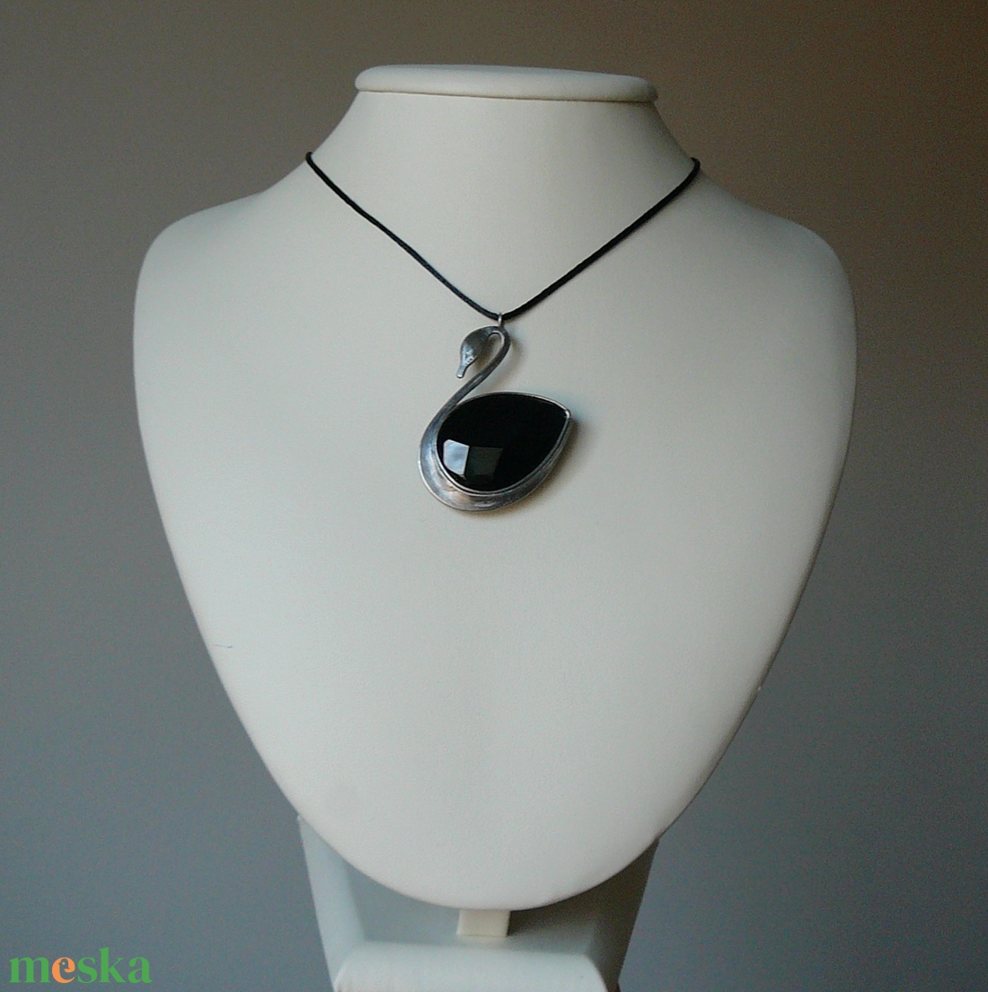 Ónix hattyú medál - ékszer - nyaklánc - medálos nyaklánc - Meska.hu