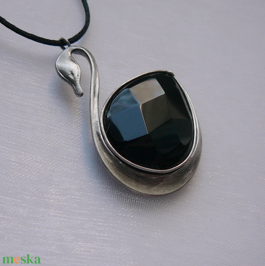 Ónix hattyú medál - ékszer - nyaklánc - medálos nyaklánc - Meska.hu