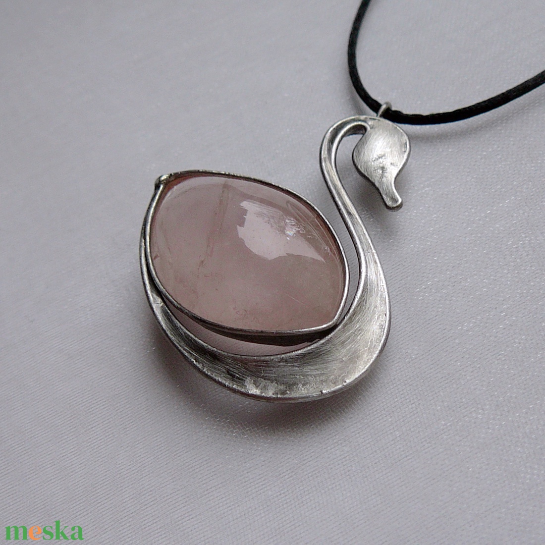 Rózsakvarc hattyú medál - ékszer - nyaklánc - medálos nyaklánc - Meska.hu
