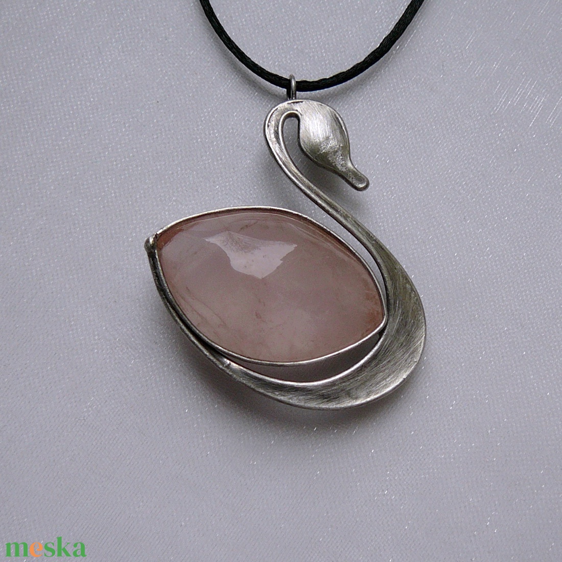 Rózsakvarc hattyú medál - ékszer - nyaklánc - medálos nyaklánc - Meska.hu