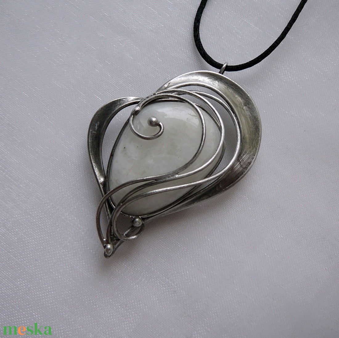 Holdkő szív medál - ékszer - nyaklánc - medálos nyaklánc - Meska.hu