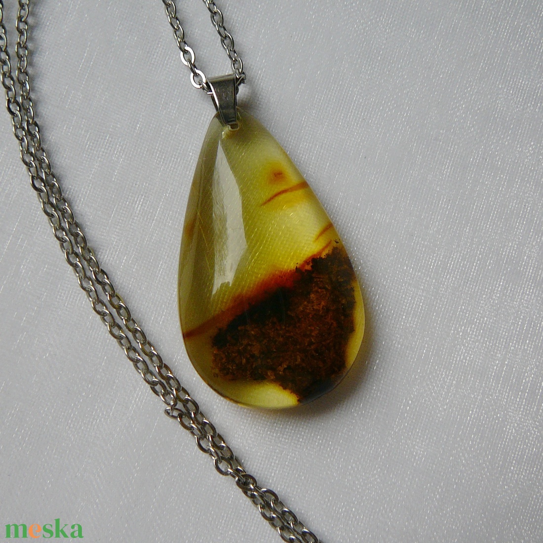Borostyánkő medálos nyaklánc - ékszer - nyaklánc - medálos nyaklánc - Meska.hu