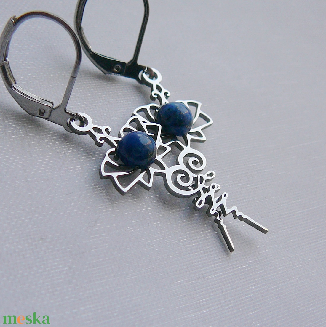 Lápisz lazuli lótusz fülbevaló - ékszer - fülbevaló - lógó fülbevaló - Meska.hu