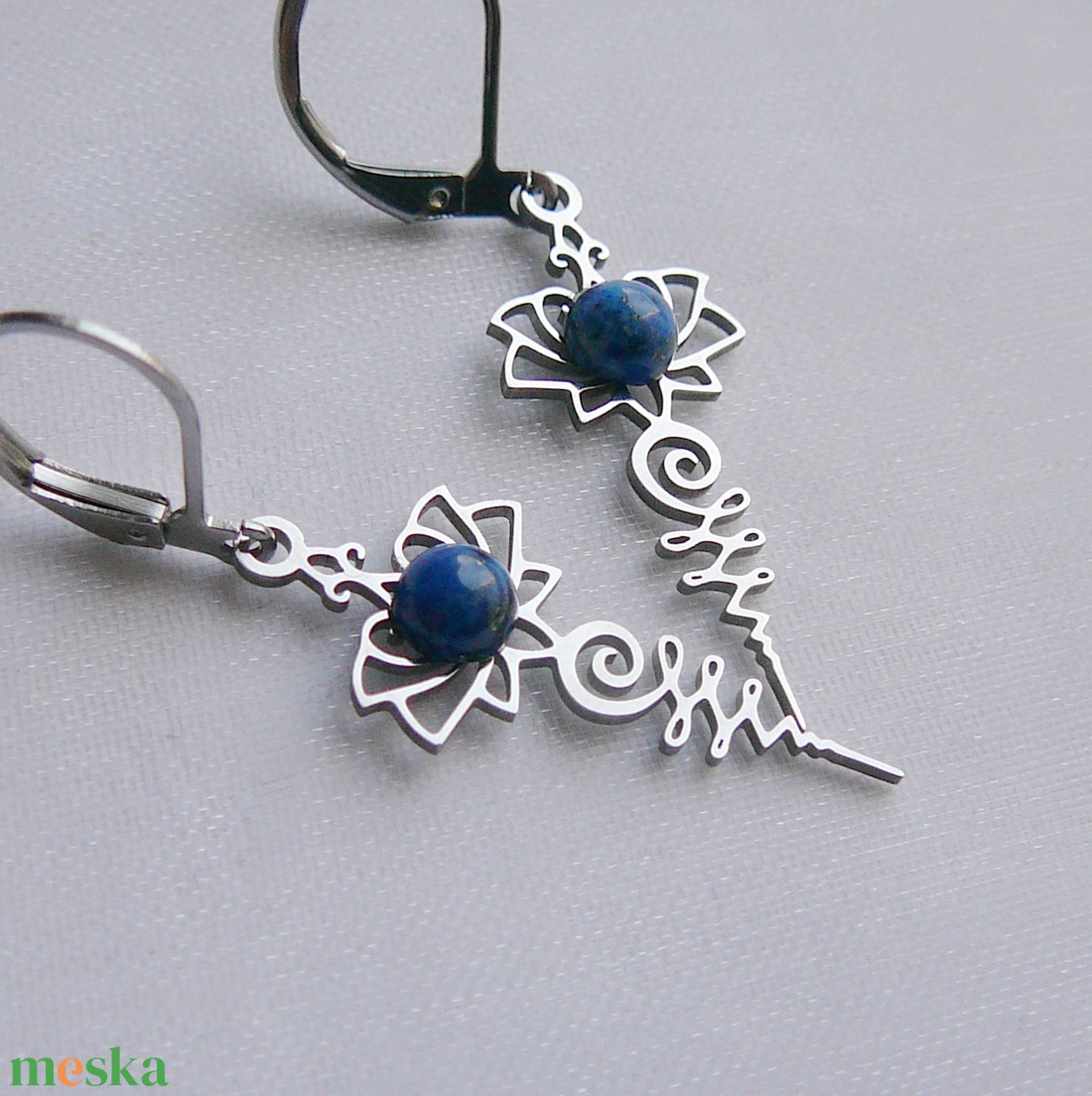 Lápisz lazuli lótusz fülbevaló - ékszer - fülbevaló - lógó fülbevaló - Meska.hu