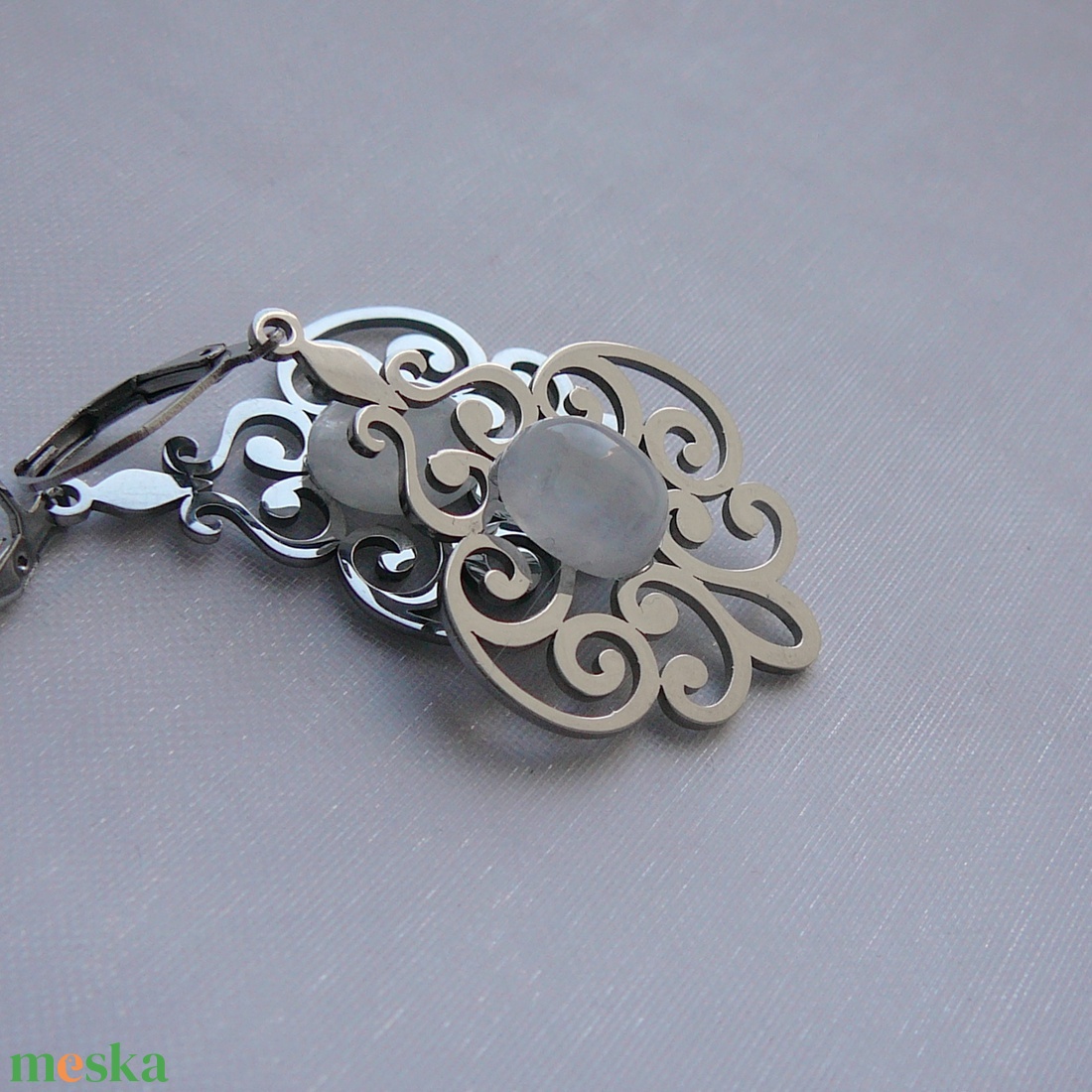 Filigrán holdkő fülbevaló - ékszer - fülbevaló - lógó fülbevaló - Meska.hu