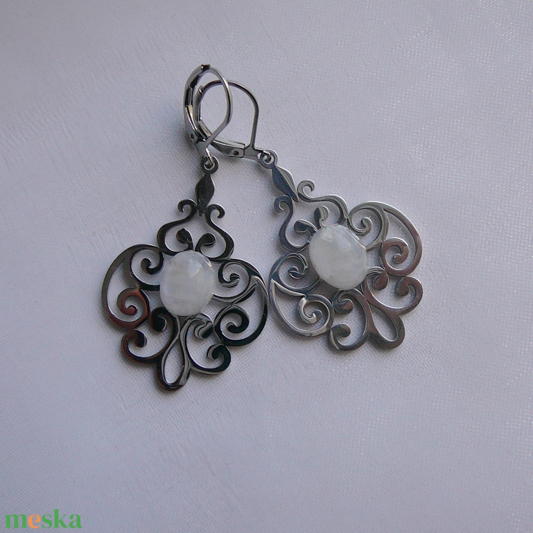 Filigrán holdkő fülbevaló - ékszer - fülbevaló - lógó fülbevaló - Meska.hu