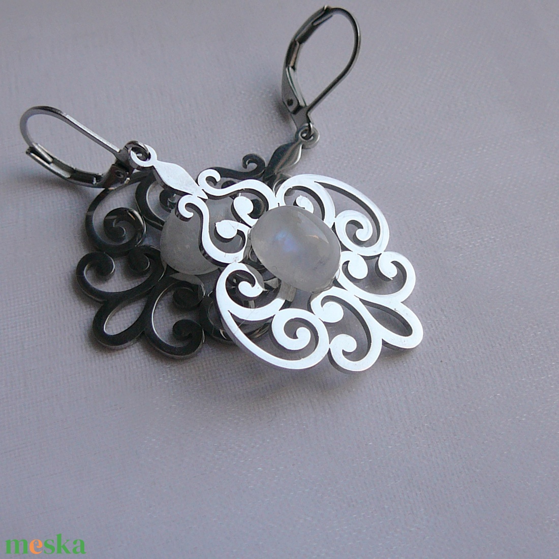 Filigrán holdkő fülbevaló - ékszer - fülbevaló - lógó fülbevaló - Meska.hu