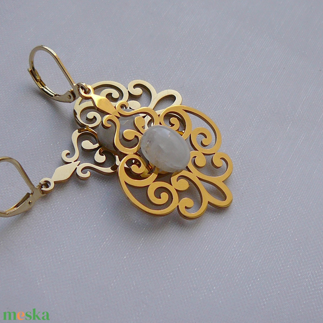 Filigrán holdkő fülbevaló - ékszer - fülbevaló - lógó fülbevaló - Meska.hu