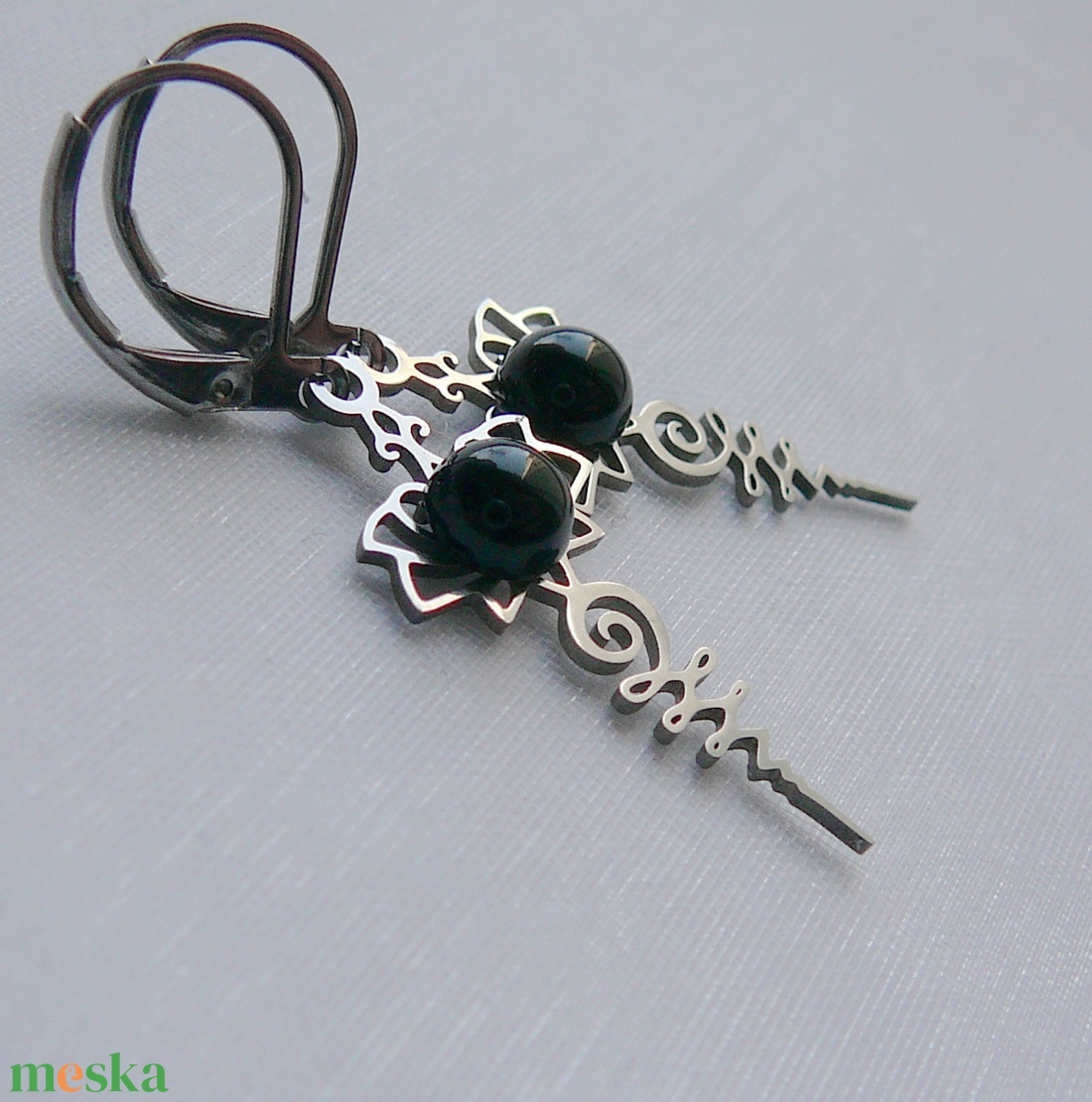 Ónix lótusz fülbevaló - ékszer - fülbevaló - lógó csepp fülbevaló - Meska.hu