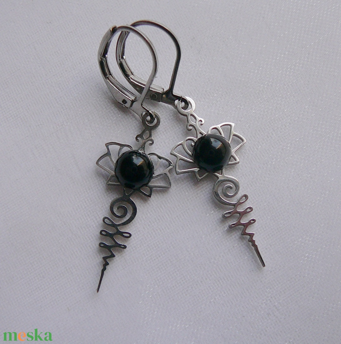 Ónix lótusz fülbevaló - ékszer - fülbevaló - lógó csepp fülbevaló - Meska.hu