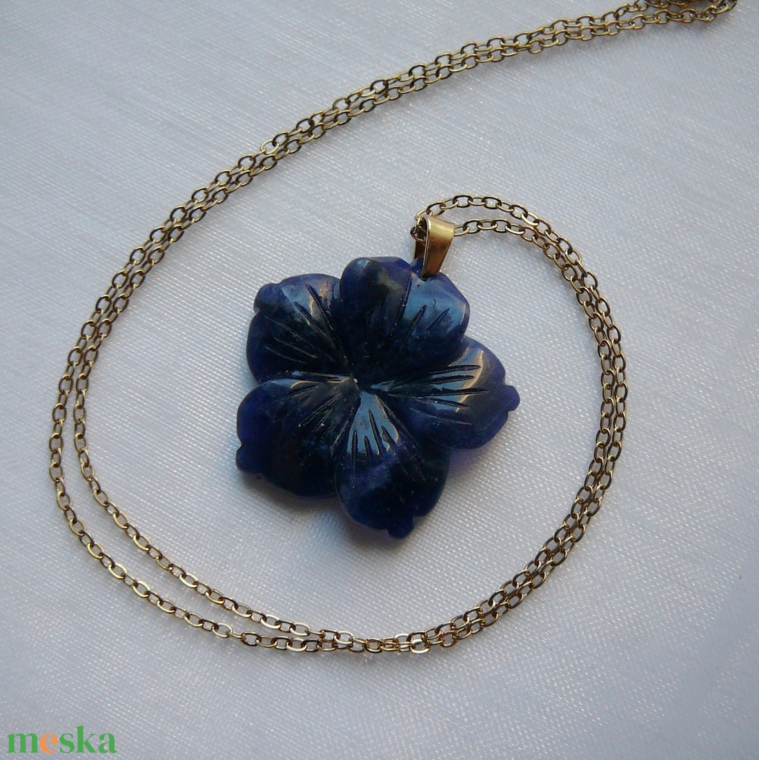 Szodalit virág medálos nyaklánc - ékszer - nyaklánc - medálos nyaklánc - Meska.hu