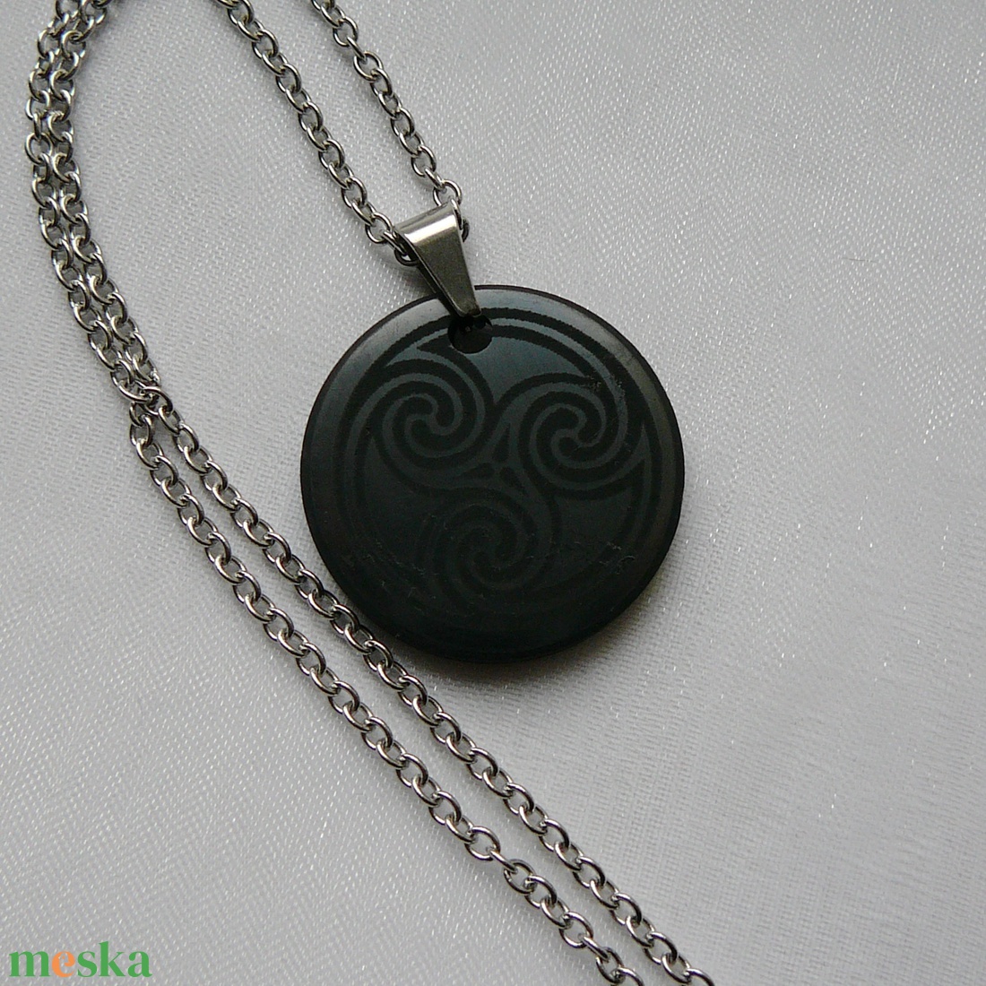 Sungit medálos nyaklánc - Triszkelion - ékszer - nyaklánc - medálos nyaklánc - Meska.hu