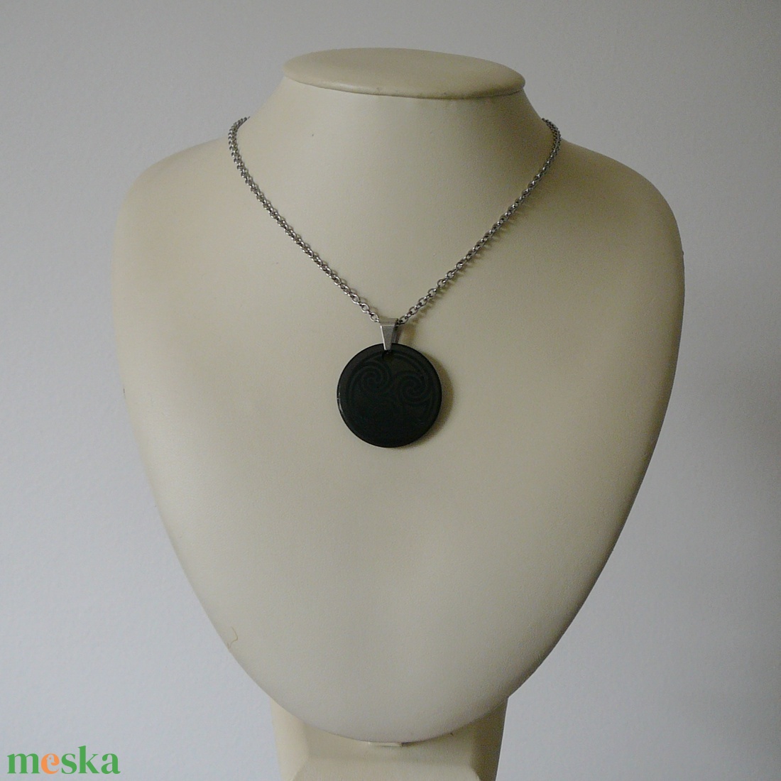 Sungit medálos nyaklánc - Triszkelion - ékszer - nyaklánc - medálos nyaklánc - Meska.hu