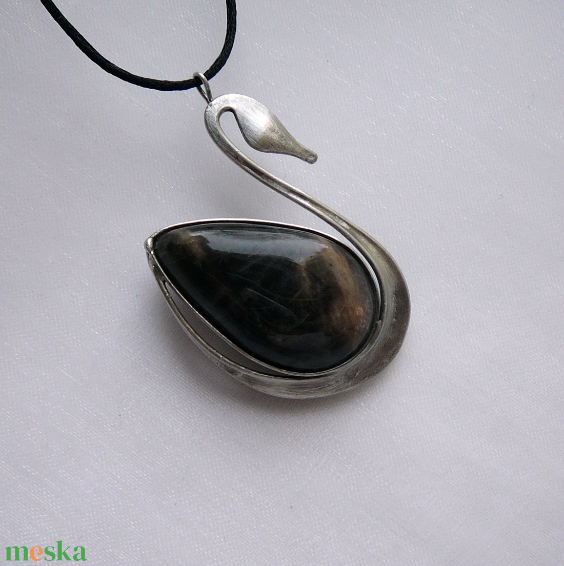 Fekete holdkő hattyú medál - ékszer - nyaklánc - medálos nyaklánc - Meska.hu