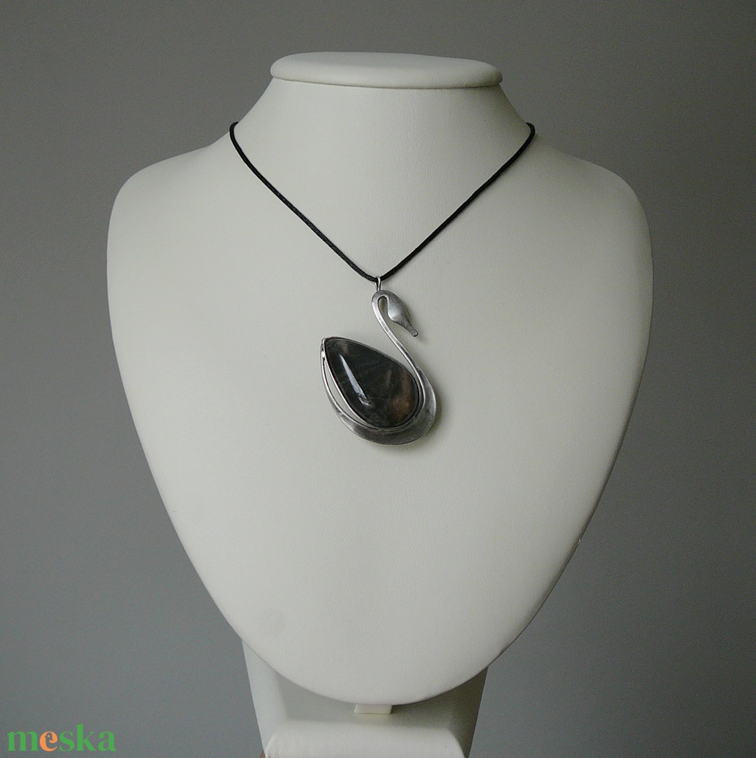 Fekete holdkő hattyú medál - ékszer - nyaklánc - medálos nyaklánc - Meska.hu