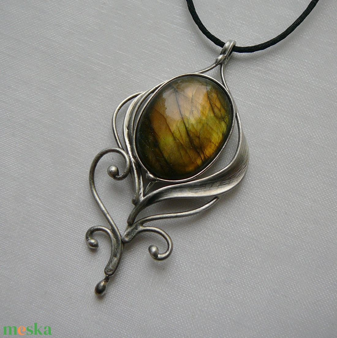 Labradorit pávatoll medál - ékszer - nyaklánc - medál - Meska.hu