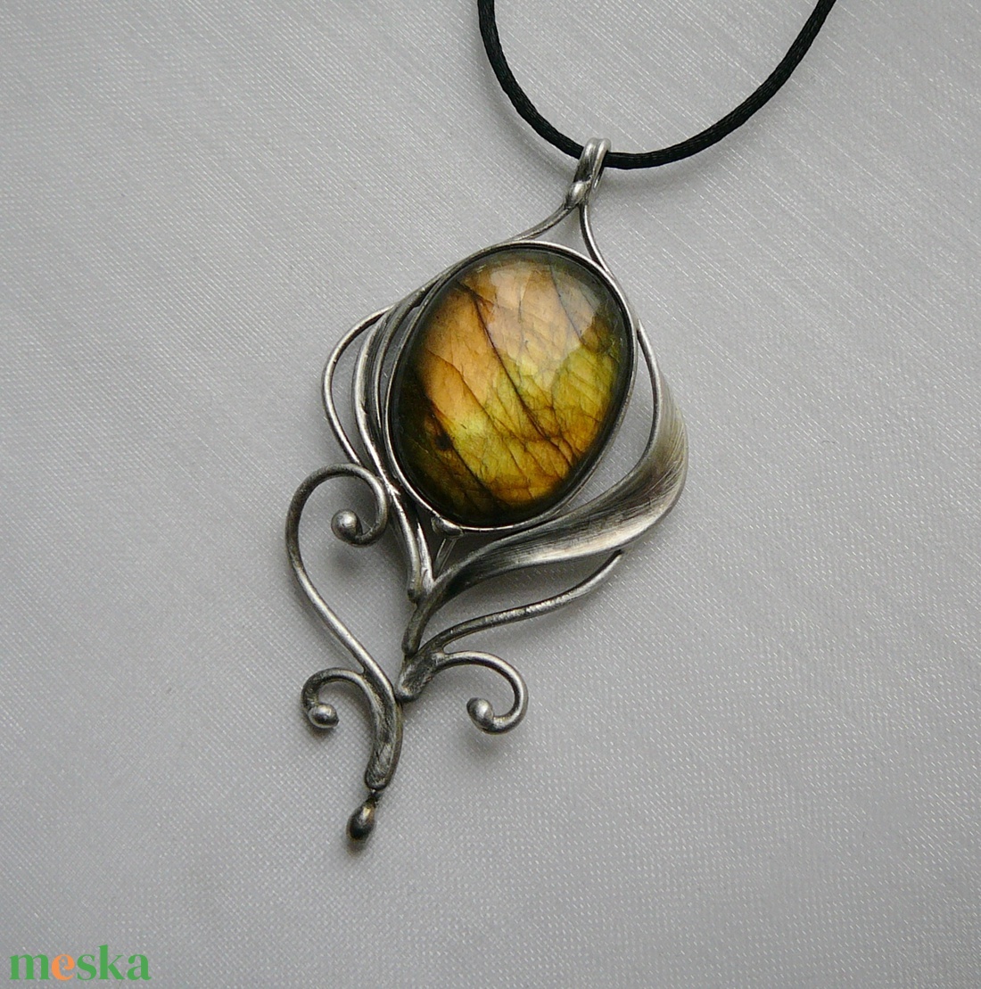 Labradorit pávatoll medál - ékszer - nyaklánc - medál - Meska.hu