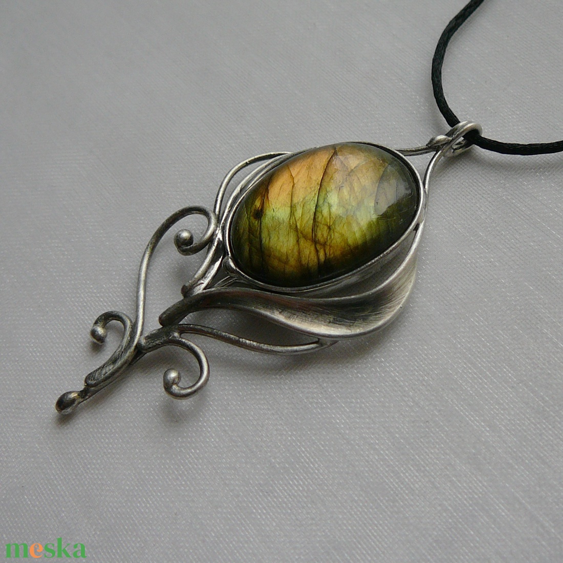 Labradorit pávatoll medál - ékszer - nyaklánc - medál - Meska.hu
