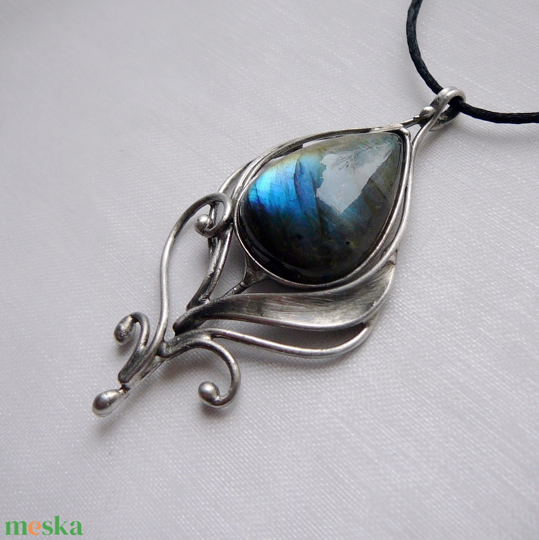 Labradorit pávatoll medál - ékszer - nyaklánc - medál - Meska.hu