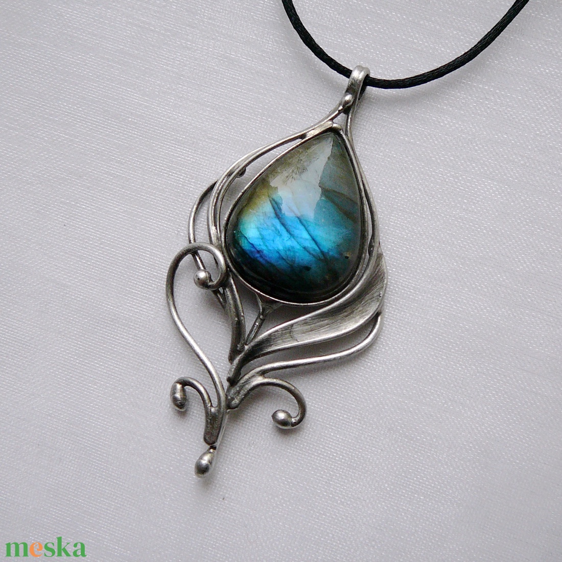 Labradorit pávatoll medál - ékszer - nyaklánc - medál - Meska.hu