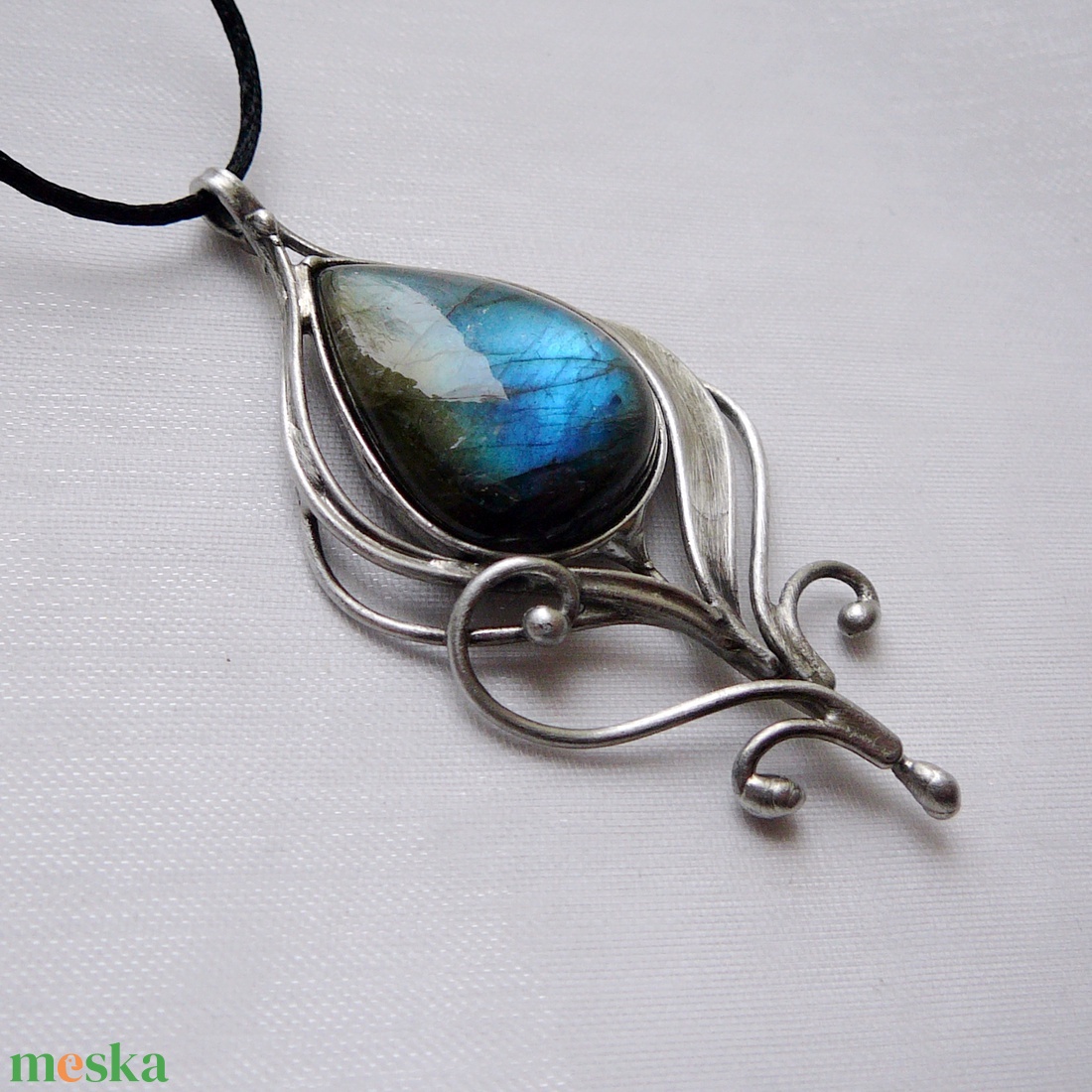 Labradorit pávatoll medál - ékszer - nyaklánc - medál - Meska.hu