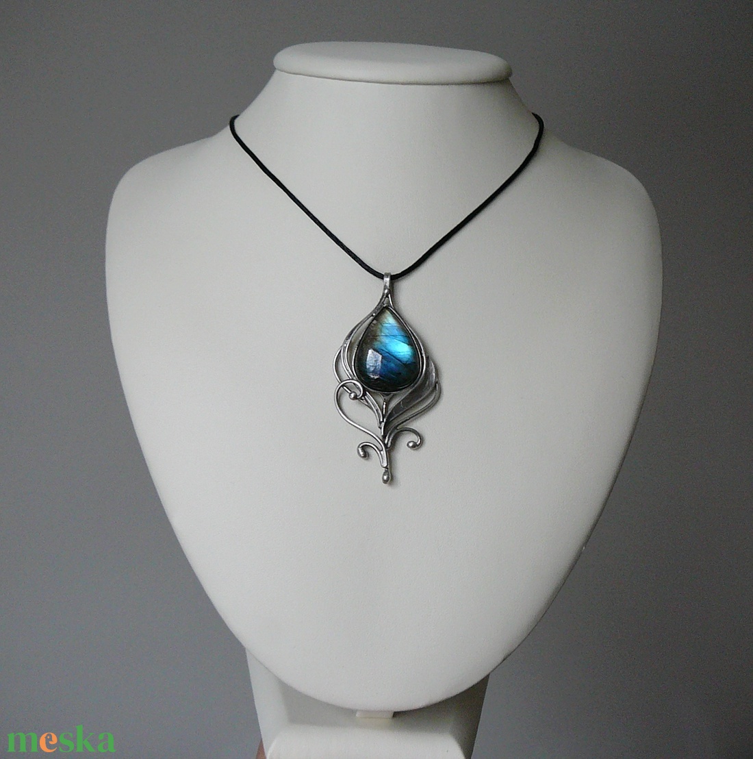 Labradorit pávatoll medál - ékszer - nyaklánc - medál - Meska.hu