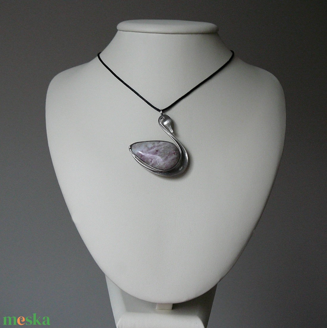 Rubellit hattyú medál - ékszer - nyaklánc - medálos nyaklánc - Meska.hu