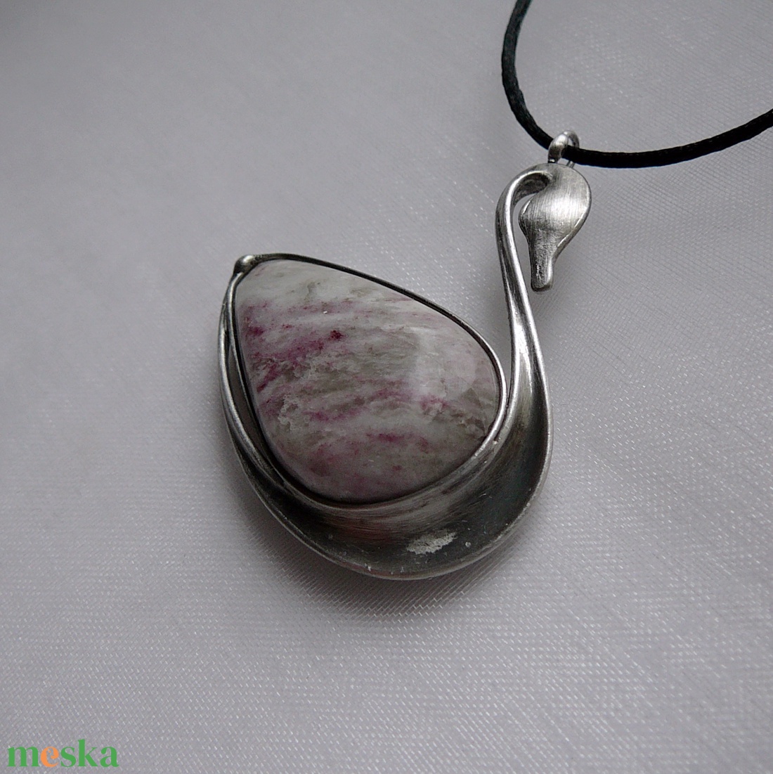 Rubellit hattyú medál - ékszer - nyaklánc - medálos nyaklánc - Meska.hu