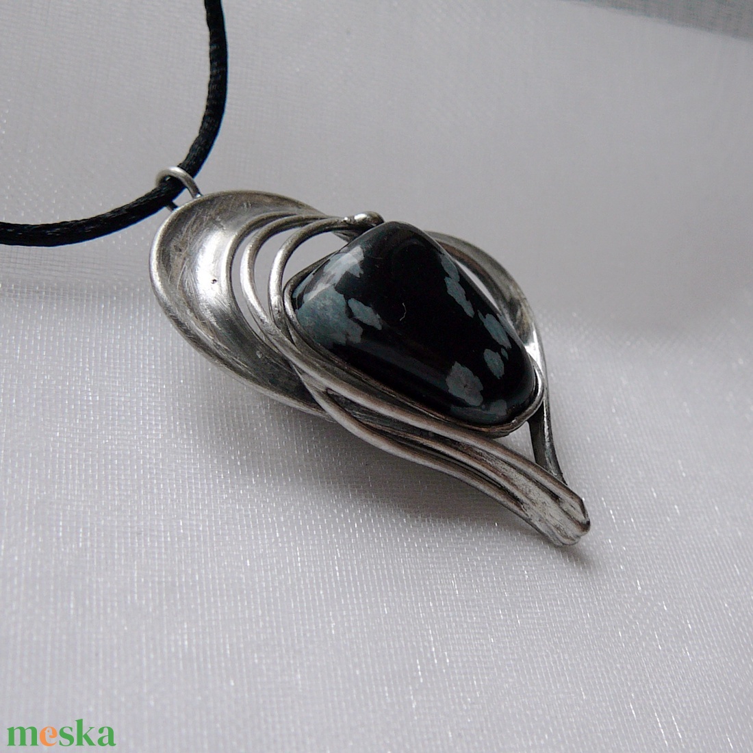 Hópehely obszidián szív medál - ékszer - nyaklánc - medálos nyaklánc - Meska.hu