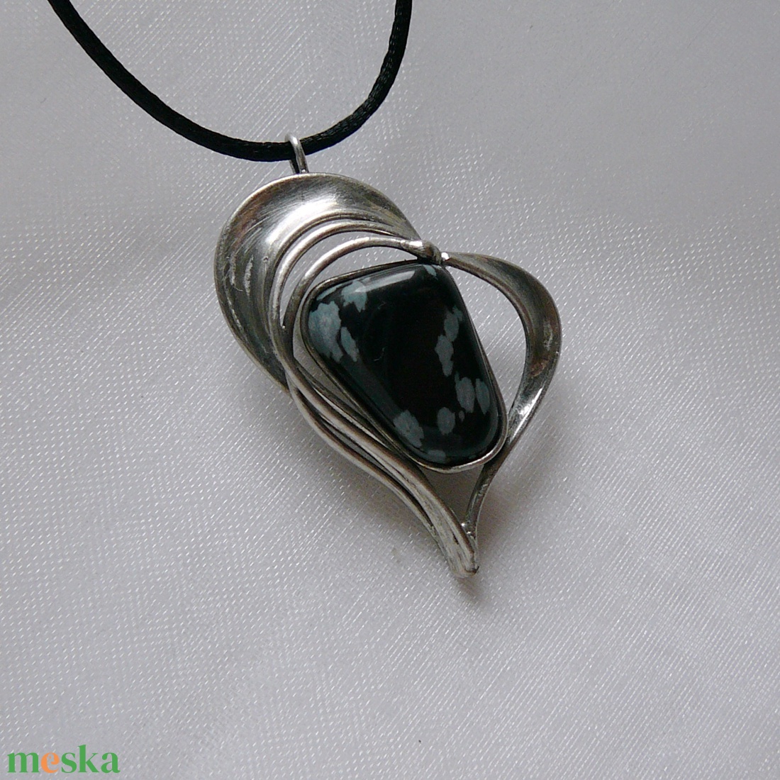 Hópehely obszidián szív medál - ékszer - nyaklánc - medálos nyaklánc - Meska.hu