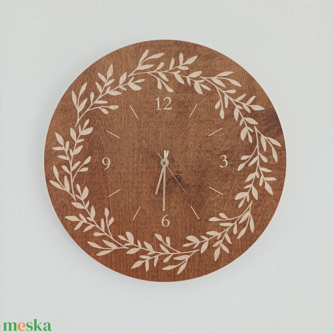 Fából készült falióra 40cm, leveles minta - otthon & életmód - dekoráció - fali és függő dekoráció - falióra & óra - Meska.hu