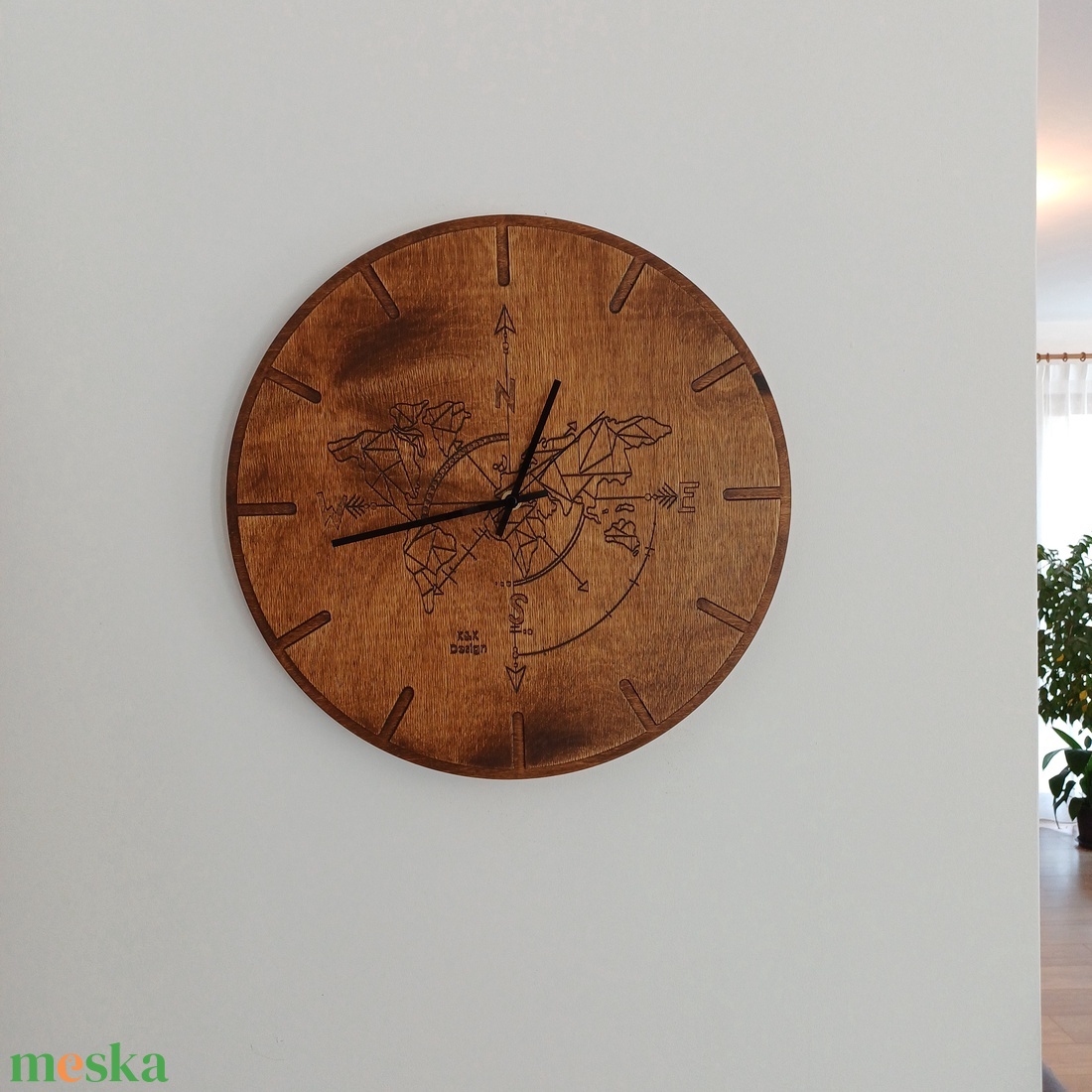 Fából készült falióra 40cm, égtáj minta - otthon & életmód - dekoráció - fali és függő dekoráció - falióra & óra - Meska.hu