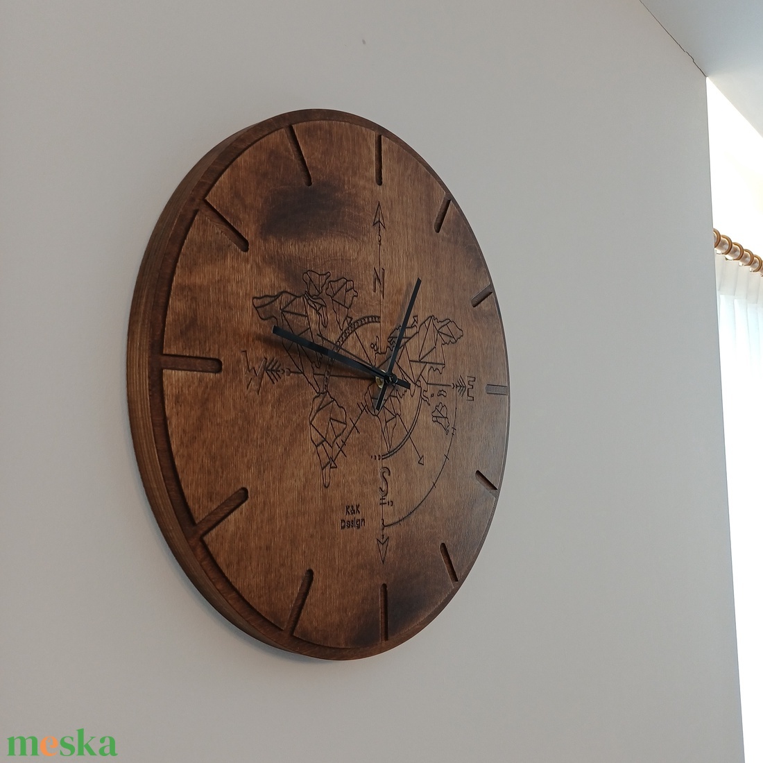 Fából készült falióra 40cm, égtáj minta - otthon & életmód - dekoráció - fali és függő dekoráció - falióra & óra - Meska.hu