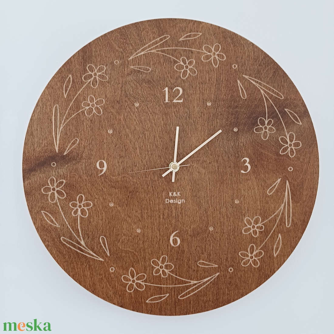 Fából készült falióra 40cm, virág minta - otthon & életmód - dekoráció - fali és függő dekoráció - falióra & óra - Meska.hu