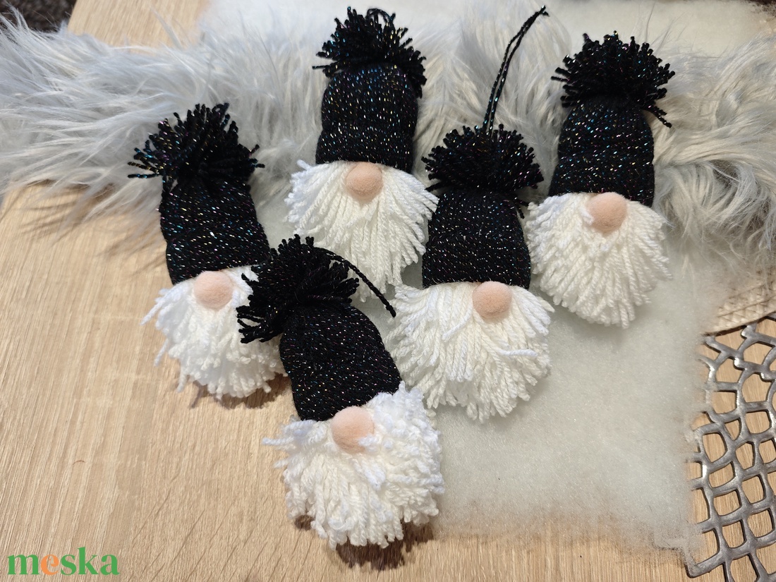 Kézműves karcsonyi manók - fekete csillogós - karácsony - karácsonyi lakásdekoráció - karácsonyfadíszek - Meska.hu