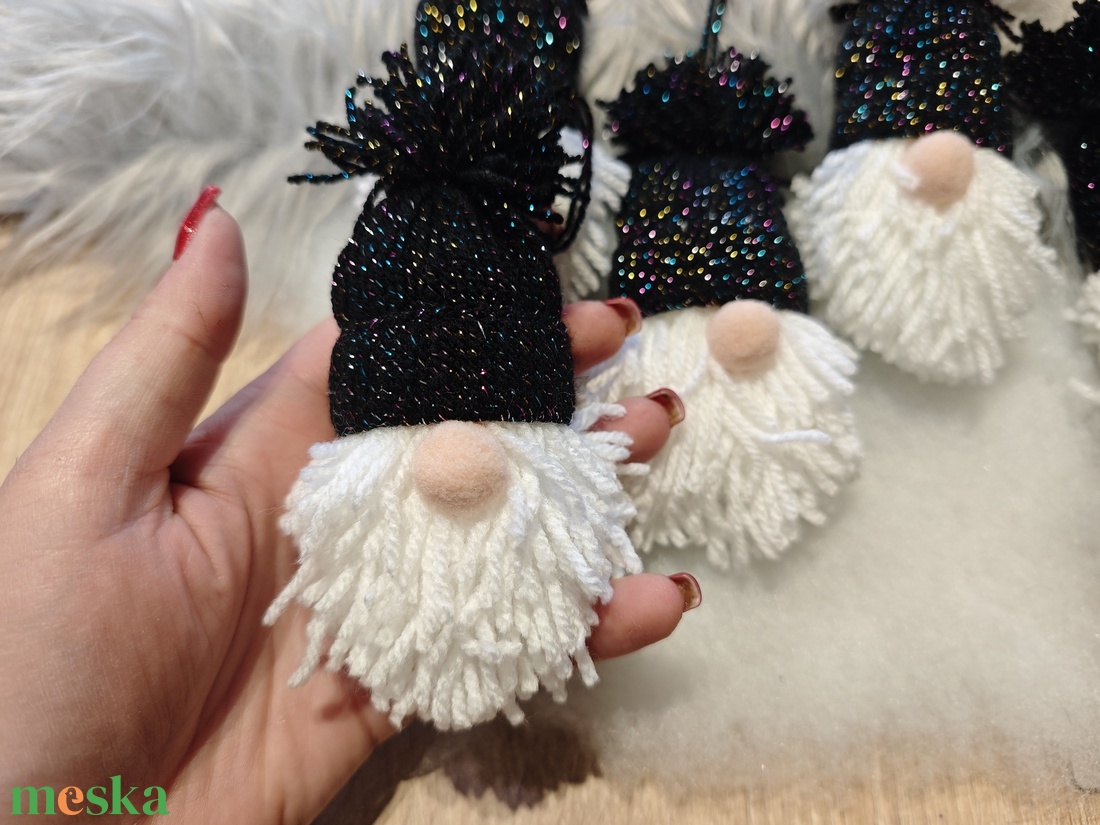 Kézműves karcsonyi manók - fekete csillogós - karácsony - karácsonyi lakásdekoráció - karácsonyfadíszek - Meska.hu