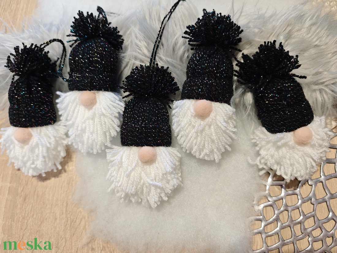 Kézműves karcsonyi manók - fekete csillogós - karácsony - karácsonyi lakásdekoráció - karácsonyfadíszek - Meska.hu
