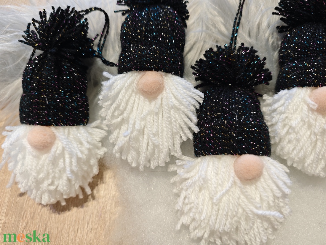 Kézműves karcsonyi manók - fekete csillogós - karácsony - karácsonyi lakásdekoráció - karácsonyfadíszek - Meska.hu