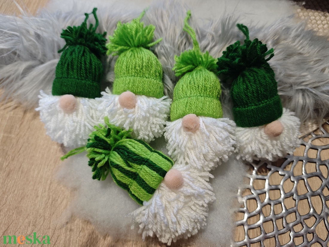 Kézműves karcsonyi manók -zöld varilt - karácsony - karácsonyi lakásdekoráció - karácsonyfadíszek - Meska.hu
