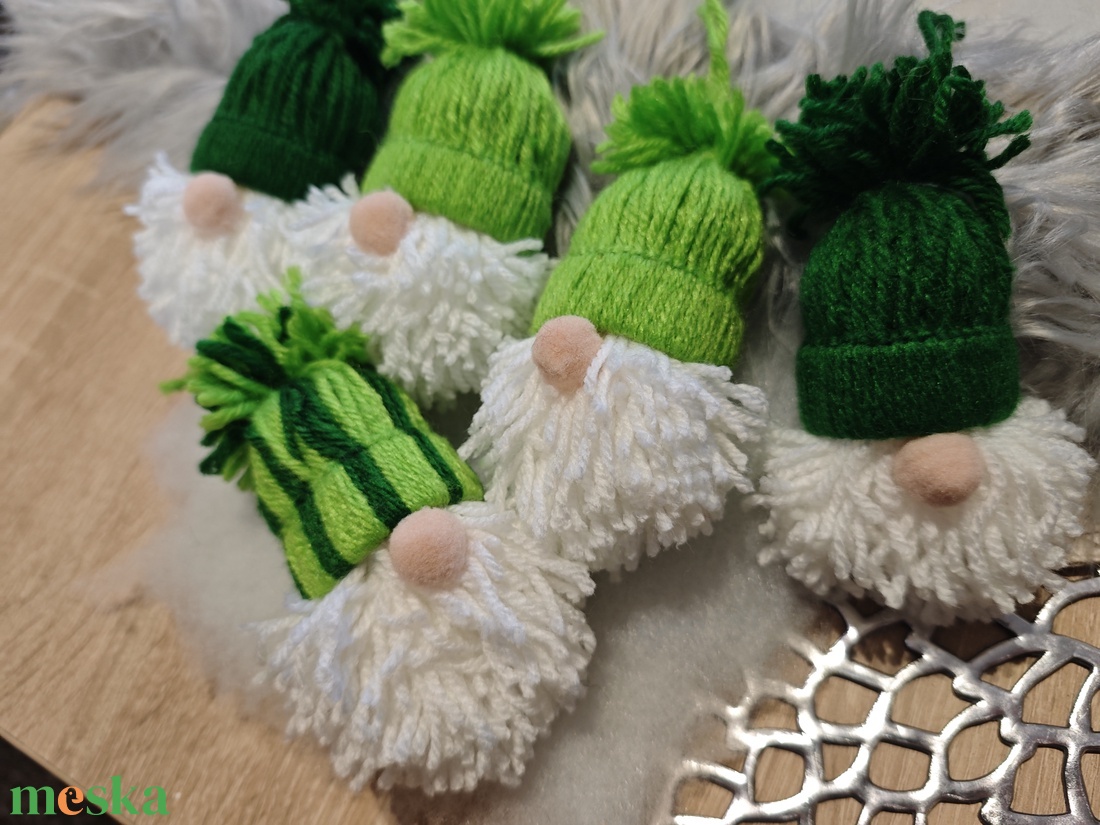 Kézműves karcsonyi manók -zöld varilt - karácsony - karácsonyi lakásdekoráció - karácsonyfadíszek - Meska.hu