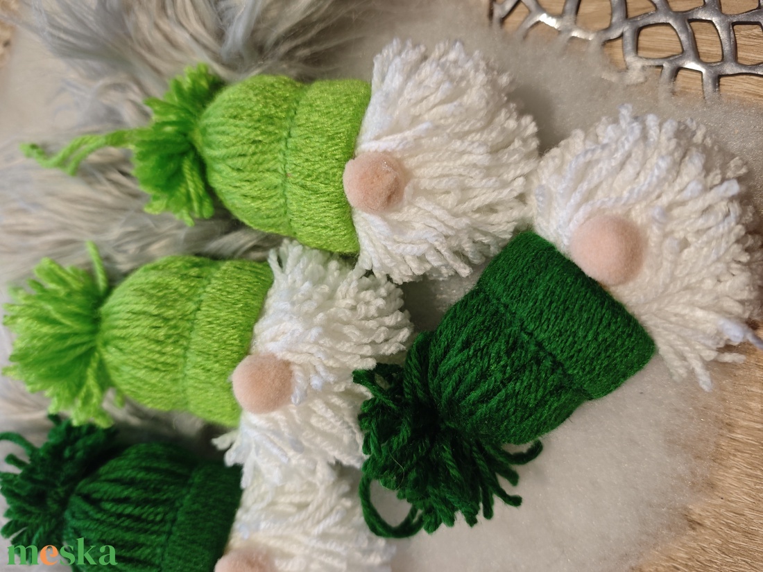 Kézműves karcsonyi manók -zöld varilt - karácsony - karácsonyi lakásdekoráció - karácsonyfadíszek - Meska.hu