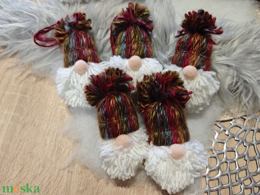 Kézműves karácsonyi manók - bordó cirmos 2 - karácsony - karácsonyi lakásdekoráció - karácsonyfadíszek - Meska.hu