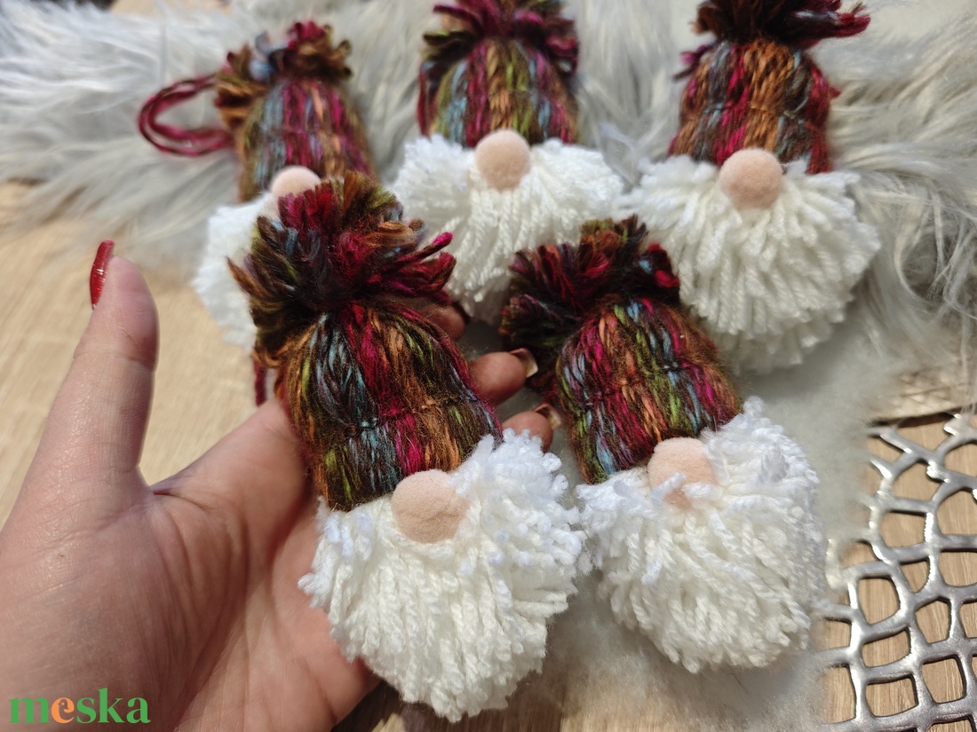 Kézműves karácsonyi manók - bordó cirmos 2 - karácsony - karácsonyi lakásdekoráció - karácsonyfadíszek - Meska.hu