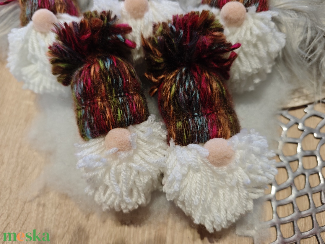 Kézműves karácsonyi manók - bordó cirmos 2 - karácsony - karácsonyi lakásdekoráció - karácsonyfadíszek - Meska.hu