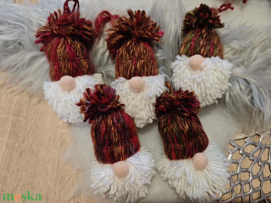 Kézműves karcsonyi manók -bordó cirmos 1 - karácsony - karácsonyi lakásdekoráció - karácsonyfadíszek - Meska.hu