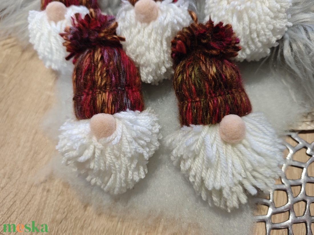 Kézműves karcsonyi manók -bordó cirmos 1 - karácsony - karácsonyi lakásdekoráció - karácsonyfadíszek - Meska.hu