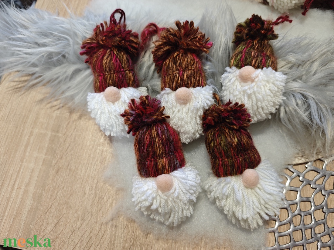 Kézműves karcsonyi manók -bordó cirmos 1 - karácsony - karácsonyi lakásdekoráció - karácsonyfadíszek - Meska.hu